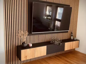 Lamellen-TV-Wohnwand mit Wandkommode