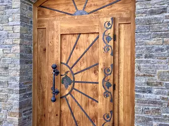 Eingangstür aus Altholz mit speziellen Designelementen