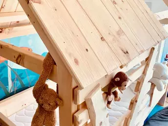 Baumhaus-Kinderbett aus Holz